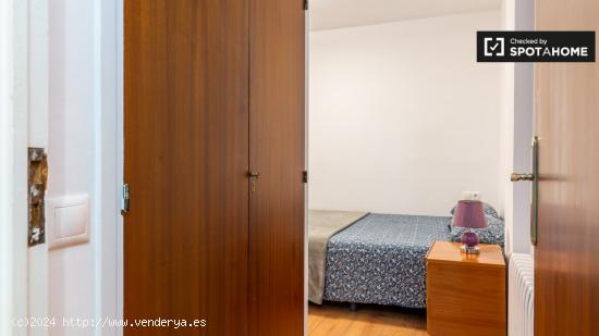 Cómoda habitación en alquiler en piso de 4 dormitorios, Gràcia - BARCELONA