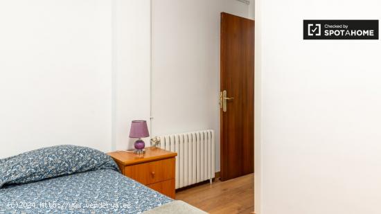 Cómoda habitación en alquiler en piso de 4 dormitorios, Gràcia - BARCELONA