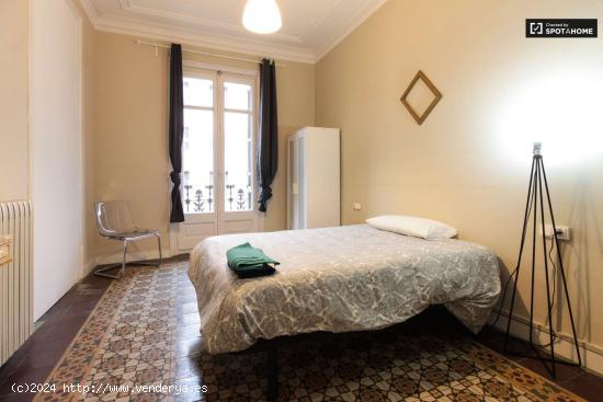  Habitación luminosa en alquiler en apartamento de 5 dormitorios en L'Eixample Esquerra - BARCELONA 