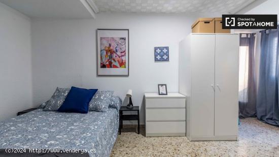 Amplia habitación con cama doble en alquiler en Patraix. - VALENCIA