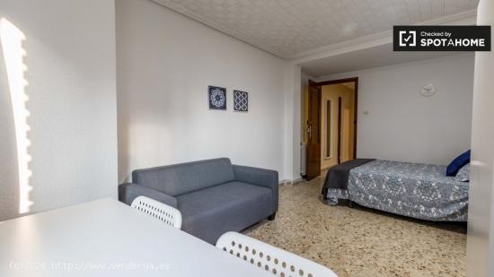 Amplia habitación con cama doble en alquiler en Patraix. - VALENCIA