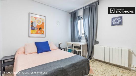 Se alquila habitación grande con cama doble en Patraix - VALENCIA