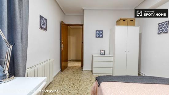 Se alquila habitación grande con cama doble en Patraix - VALENCIA