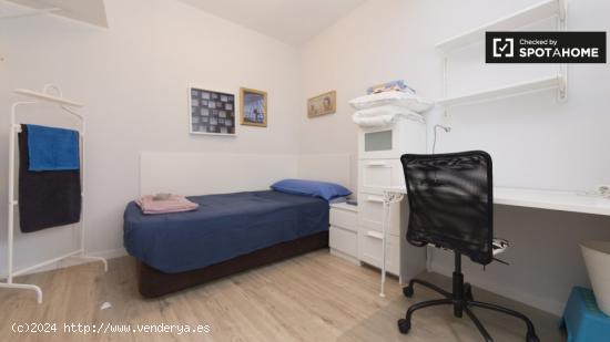 Se alquila habitación grande en apartamento de 4 dormitorios en Getafe - MADRID