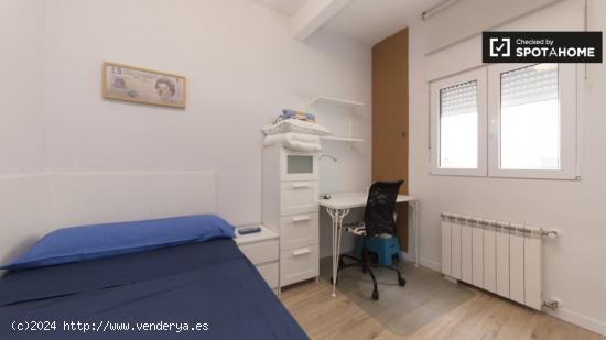 Se alquila habitación grande en apartamento de 4 dormitorios en Getafe - MADRID