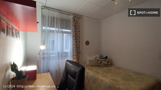 Se alquila habitación en apartamento de 5 dormitorios en Extramurs, Valencia. - VALENCIA