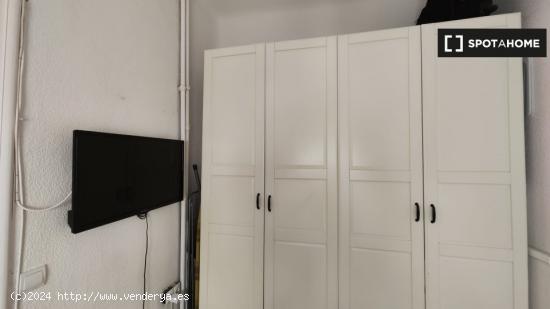 Acogedora habitación ideal para hombres solteros en alquiler en apartamento de 3 dormitorios en Ret