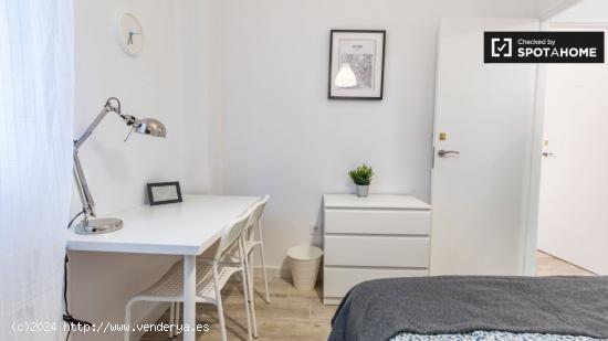 Amplia habitación en alquiler en apartamento de 5 dormitorios, L’Olivereta - VALENCIA