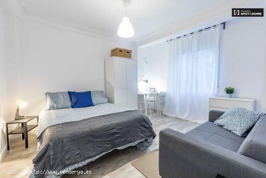  Amplia habitación en alquiler en apartamento de 5 dormitorios, L’Olivereta - VALENCIA 