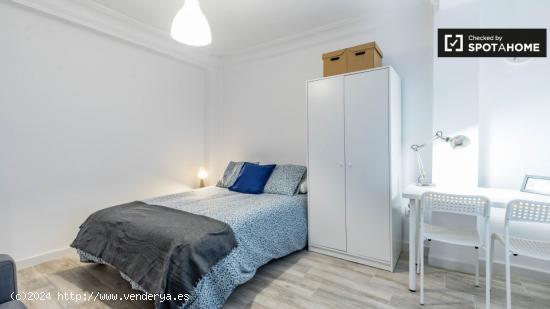 Amplia habitación en alquiler en apartamento de 5 dormitorios, L’Olivereta - VALENCIA