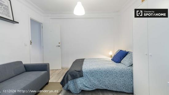 Amplia habitación en alquiler en apartamento de 5 dormitorios, L’Olivereta - VALENCIA