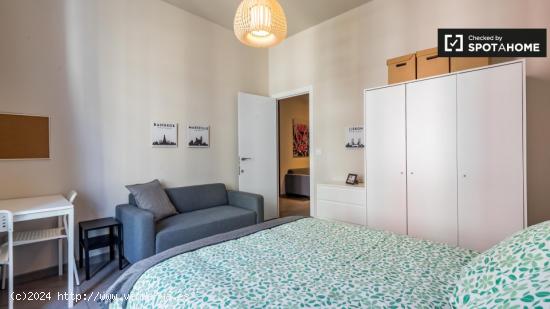 Amplia habitación con cama doble en alquiler en el Eixample - VALENCIA