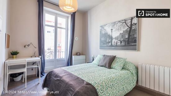 Amplia habitación con cama doble en alquiler en el Eixample - VALENCIA