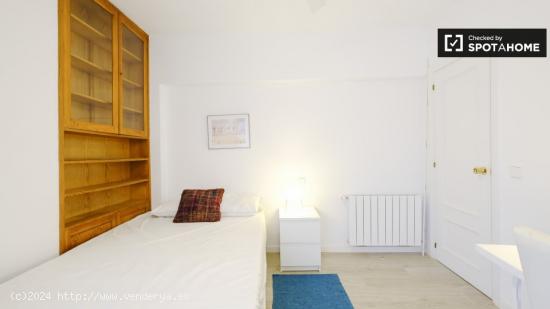 Habitación moderna ideal para mujeres profesionales y postgraduados en apartamento de 6 dormitorios