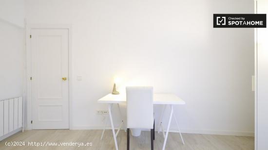 Habitación moderna ideal para mujeres profesionales y postgraduados en apartamento de 6 dormitorios