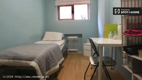 Habitación ideal para alumnas en piso de 3 dormitorios en Atocha - MADRID