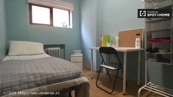 Habitación ideal para alumnas en piso de 3 dormitorios en Atocha - MADRID