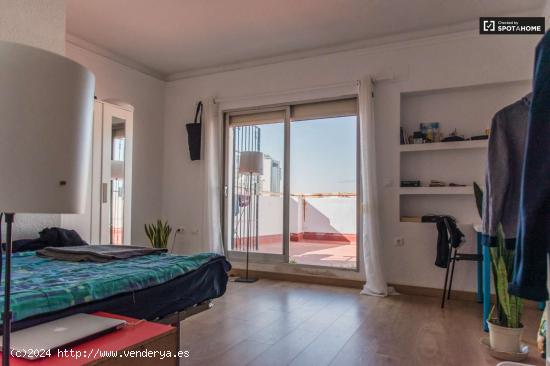  Se alquila habitación en soleado apartamento de 3 dormitorios con terraza en Camins al Grau - VALEN 