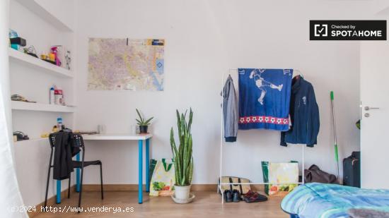 Se alquila habitación en soleado apartamento de 3 dormitorios con terraza en Camins al Grau - VALEN