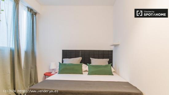 Habitación moderna en alquiler en el apartamento de 6 dormitorios en L'Eixample. - VALENCIA