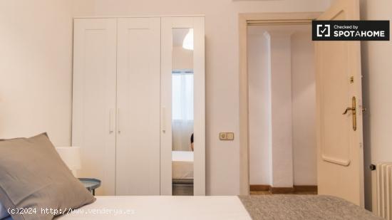 Habitación moderna en alquiler en el apartamento de 6 dormitorios en L'Eixample. - VALENCIA