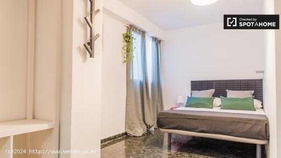 Elegante habitación en alquiler en el apartamento de 6 dormitorios en L'Eixample - VALENCIA