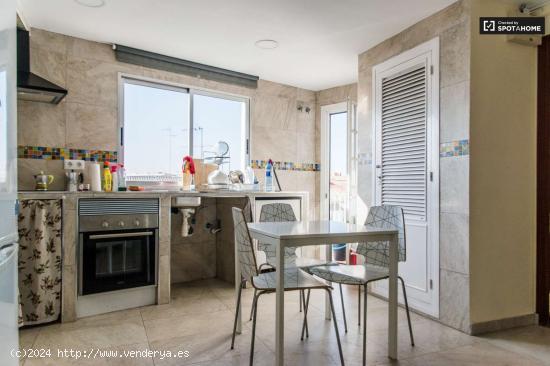  Apartamento de 4 dormitorios en alquiler en Ciutat Vella - VALENCIA 