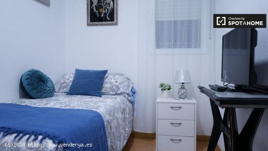 Se alquila habitación en un elegante apartamento de 3 dormitorios, con propietario, Carabanchel - M