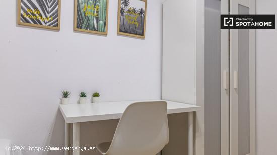 Se alquila habitación en apartamento de 4 dormitorios en L'Amistat - VALENCIA