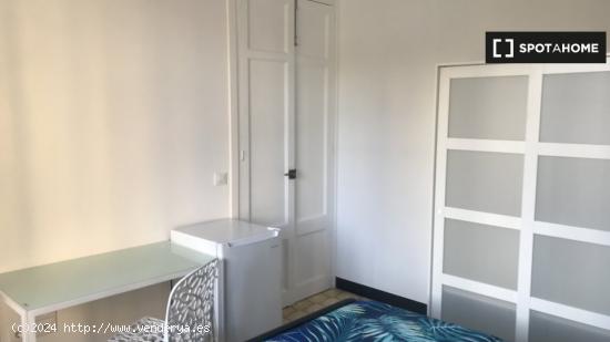 Se alquila habitación en el apartamento de 5 dormitorios en el Eixample Dreta. - BARCELONA