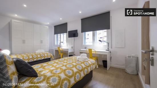 Cama en alquiler en apartamento de 5 dormitorios con terraza en Sants - BARCELONA