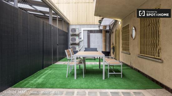 Cama en alquiler en apartamento de 5 dormitorios con terraza en Sants - BARCELONA