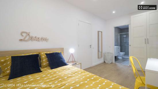  Preciosa habitación en alquiler en apartamento de 5 dormitorios con terraza en Sants - BARCELONA 