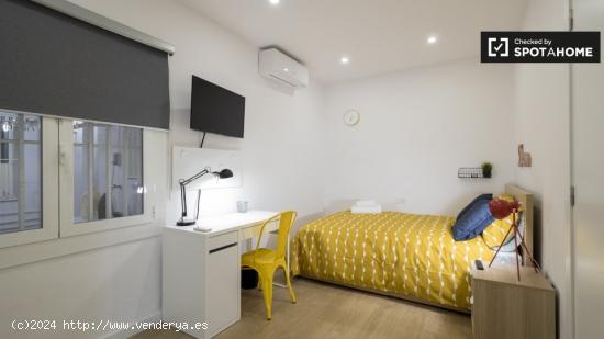 Preciosa habitación en alquiler en apartamento de 5 dormitorios con terraza en Sants - BARCELONA