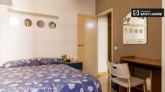 Se alquila habitación en apartamento de 4 dormitorios en Eixample - BARCELONA