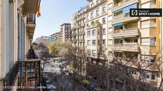 Se alquila habitación en apartamento de 4 dormitorios en Eixample - BARCELONA