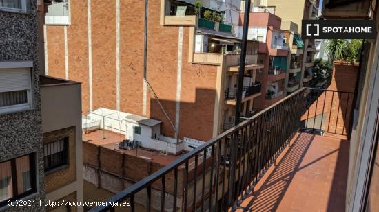 Se alquila habitación en apartamento de 2 dormitorios cerca del parque Güell en la encantadora Gr