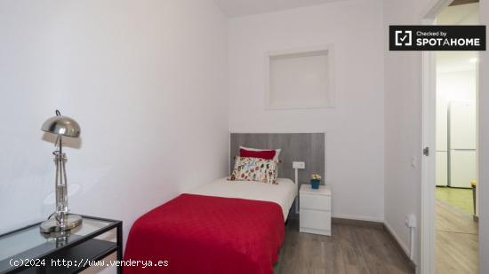 Moderna habitación en alquiler en apartamento de 7 dormitorios, cerca de la Casa de les Punxes, en 