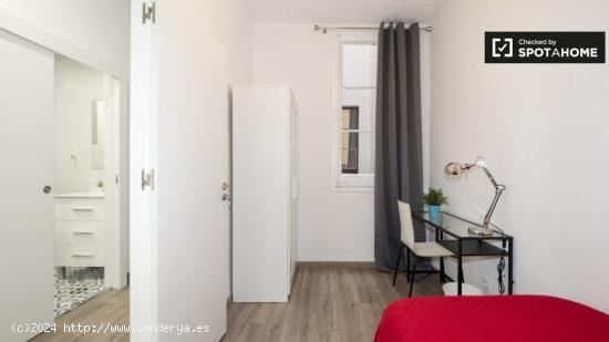 Moderna habitación en alquiler en apartamento de 7 dormitorios, cerca de la Casa de les Punxes, en 