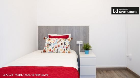 Preciosa habitación en alquiler en apartamento de 7 dormitorios, cerca de la Casa de les Punxes, en