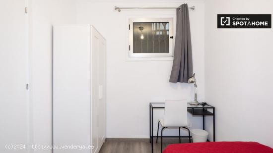 Preciosa habitación en alquiler en apartamento de 7 dormitorios, cerca de la Casa de les Punxes, en