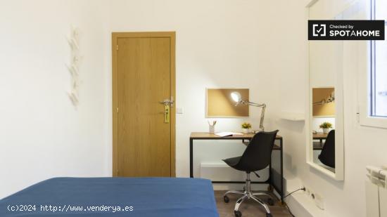 Se alquila habitación en apartamento de 6 dormitorios en Puente de Vallecas. - MADRID