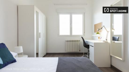 Se alquila habitación en apartamento de 6 dormitorios en Puente de Vallecas. - MADRID