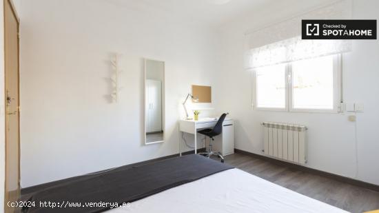 Se alquila habitación en apartamento de 6 dormitorios en Puente de Vallecas. - MADRID