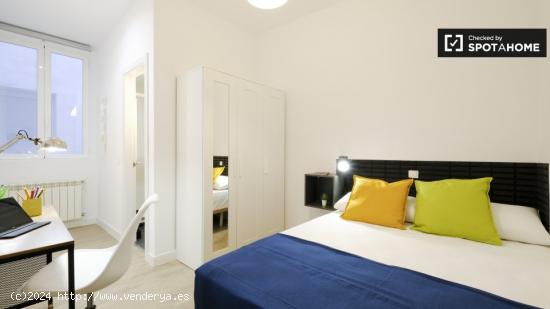 Se alquila habitación con baño en suite en apartamento de 5 dormitorios en Chueca - MADRID