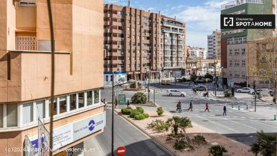 Se alquila habitación luminosa en apartamento de 4 dormitorios en Rascanya - VALENCIA