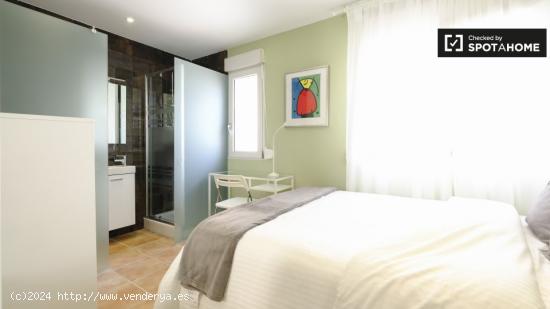 Se alquila habitación luminosa en apartamento de 12 dormitorios con terraza en Tetuán - MADRID