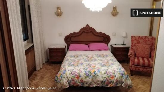 Se alquila habitación en apartamento de 3 dormitorios en Madrid - MADRID