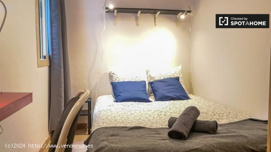 Se alquila habitación en piso de 3 dormitorios en L'Hospitalet de Llobregat - BARCELONA