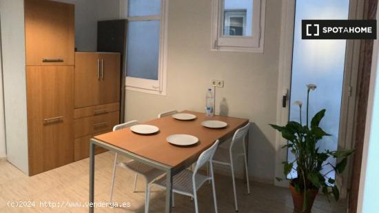 Se alquila habitación en piso de 6 habitaciones en La Sagrada Famlia - BARCELONA